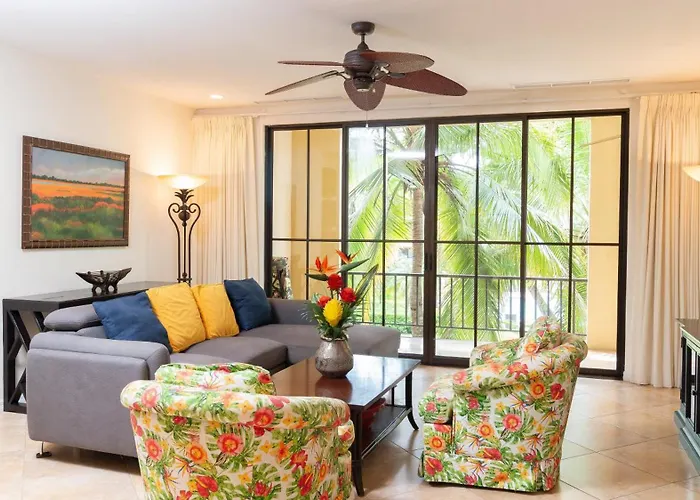 Spacious One-bedroom With Pool View, Balcony & Club Access Сasa de vacaciones