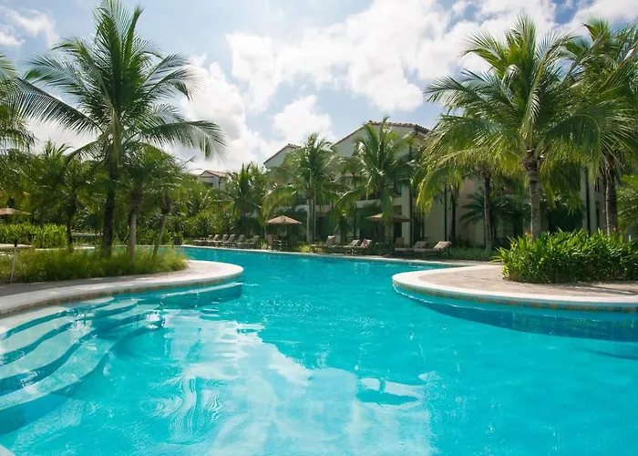Spacious One-bedroom With Pool View, Balcony & Club Access Сasa de vacaciones *