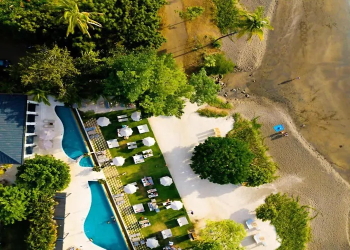 Spacious One-bedroom With Pool View, Balcony & Club Access Casa vacanze Coco