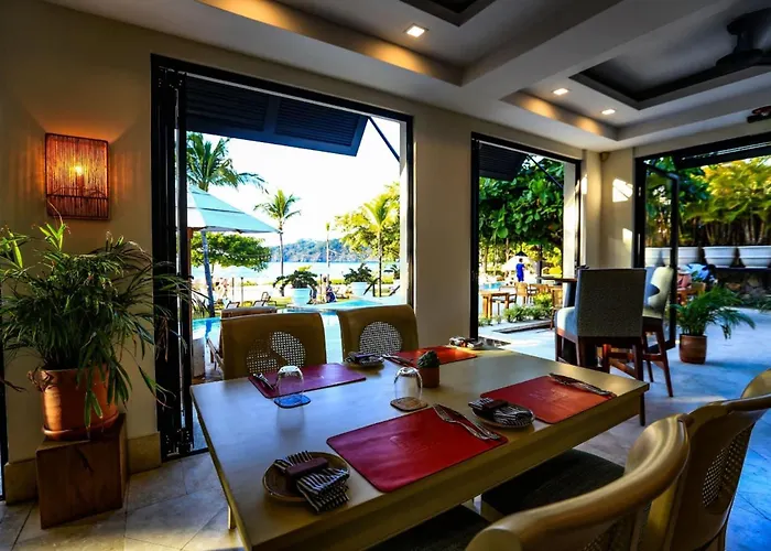 Сasa de vacaciones Spacious One-bedroom With Pool View, Balcony & Club Access Coco