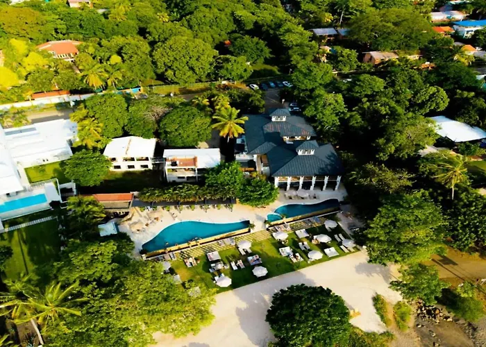 Spacious One-bedroom With Pool View, Balcony & Club Access Сasa de vacaciones