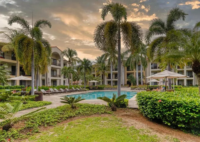 Spacious One-bedroom With Pool View, Balcony & Club Access Сasa de vacaciones